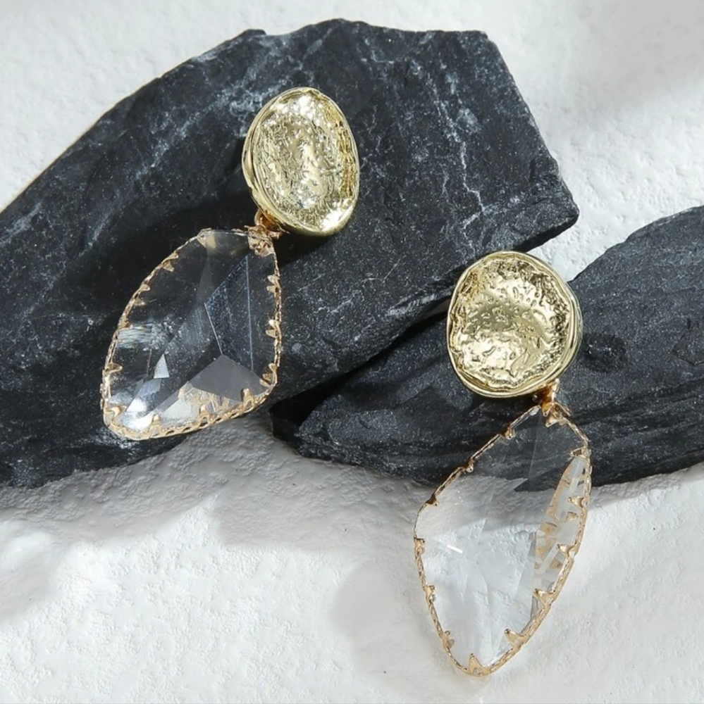 💥LAST ONE💥High Shimmer Faceted Crystal Style Drop Hammered Gold Earrings - Picture 3 of 8
